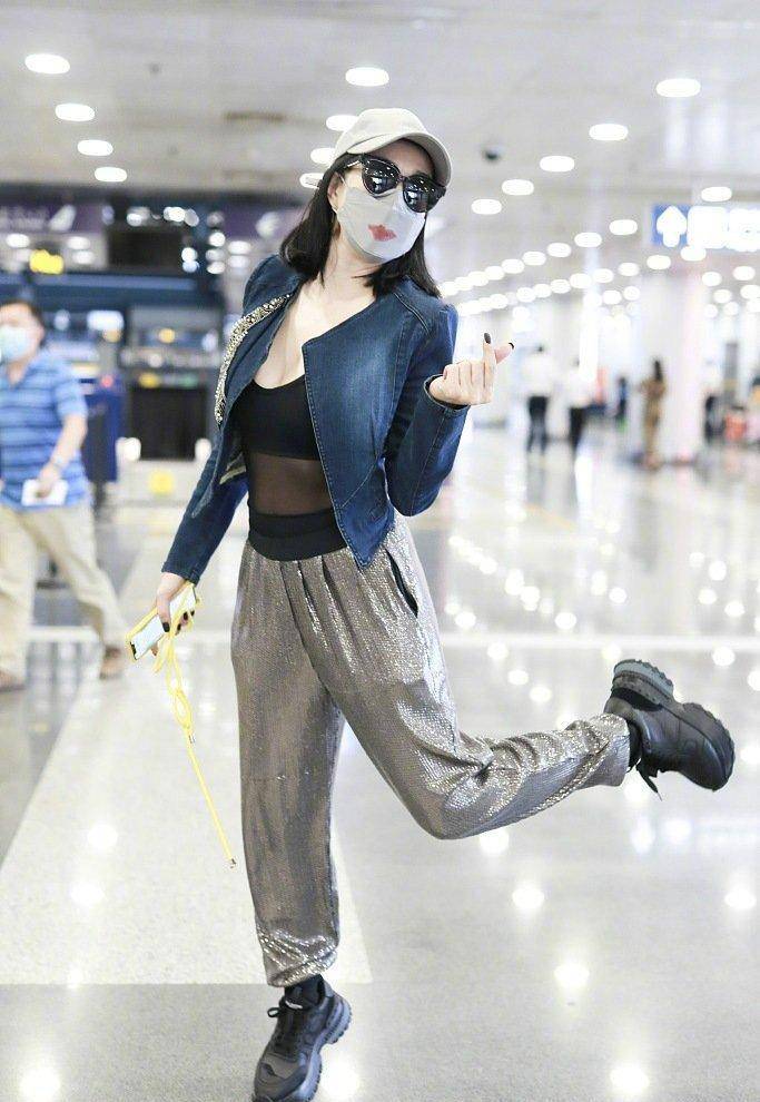 钟丽缇人美就是任性,年过半百身材发福,挑战多姿势拍照赚足眼球_时尚