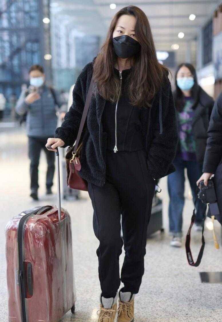 韩雪素颜走机场太会穿了,一身黑色穿搭显瘦又气质,不像38岁_方式_效果