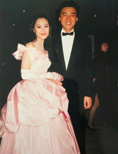 章小蕙昔日出嫁很风光,钟镇涛花钱不手软,定制3套婚纱惊艳大众_因为