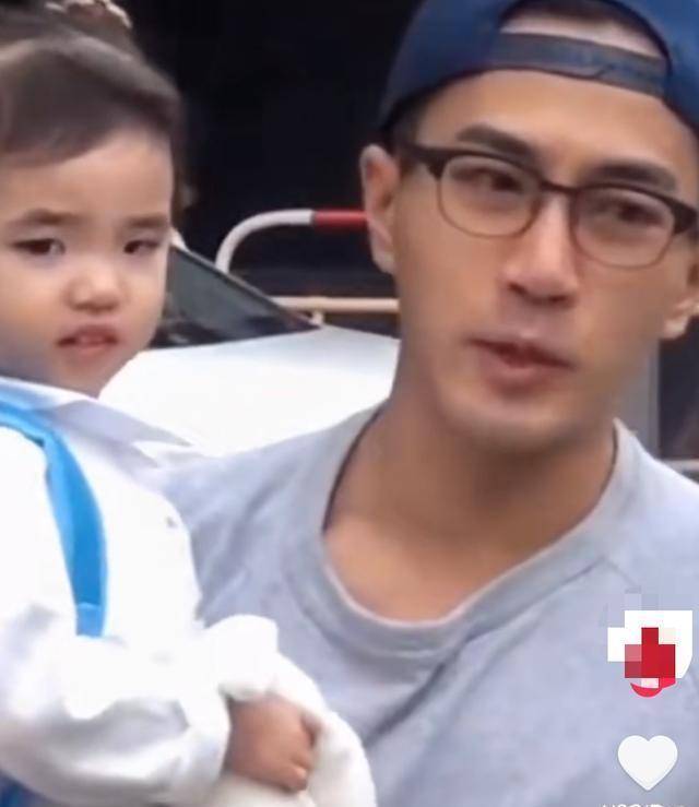 杨幂女儿正脸曝光,小糯米镜头面前乖巧可爱,颜值被议论_孩子_网友