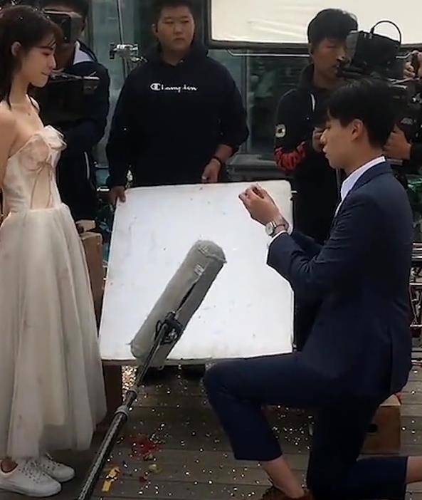 胡一天拍求婚戏,跪下跟女主站着差不多高,看到鞋,明白了!