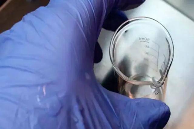 这天,凯伦在利用核磁仪校准二甲基汞,转移液体的时候,2滴二甲基汞溶液