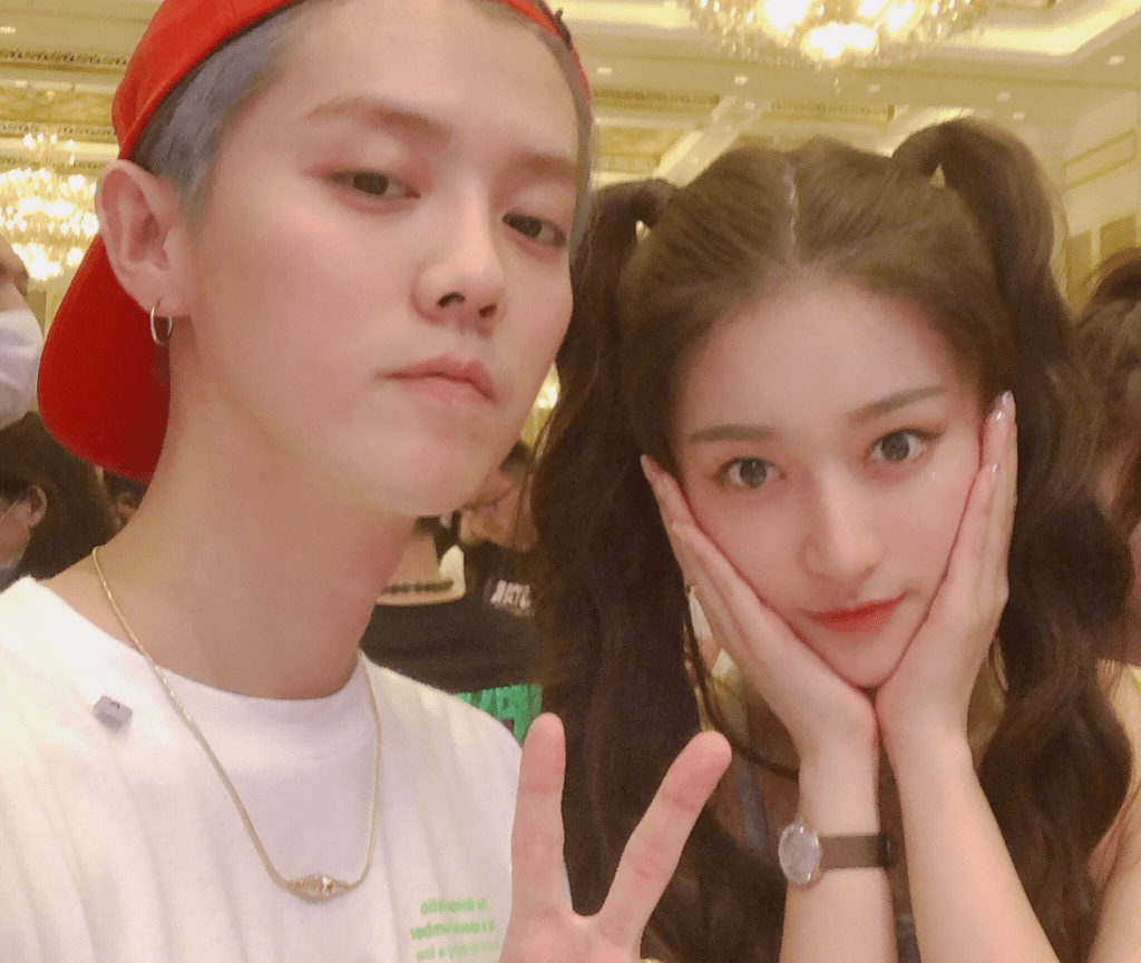 鹿晗关晓彤一起外出和朋友聚餐,"一鹿彤行"感情好稳定!