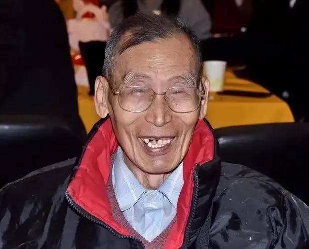 中国"最孤独"的大使,唯一的伙伴是条狗,挖野菜吃是改善生活_吴钟华