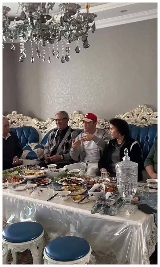 新疆街头迪丽热巴成漂亮妹妹,小尼惊艳称赞._观众_家庭_家人