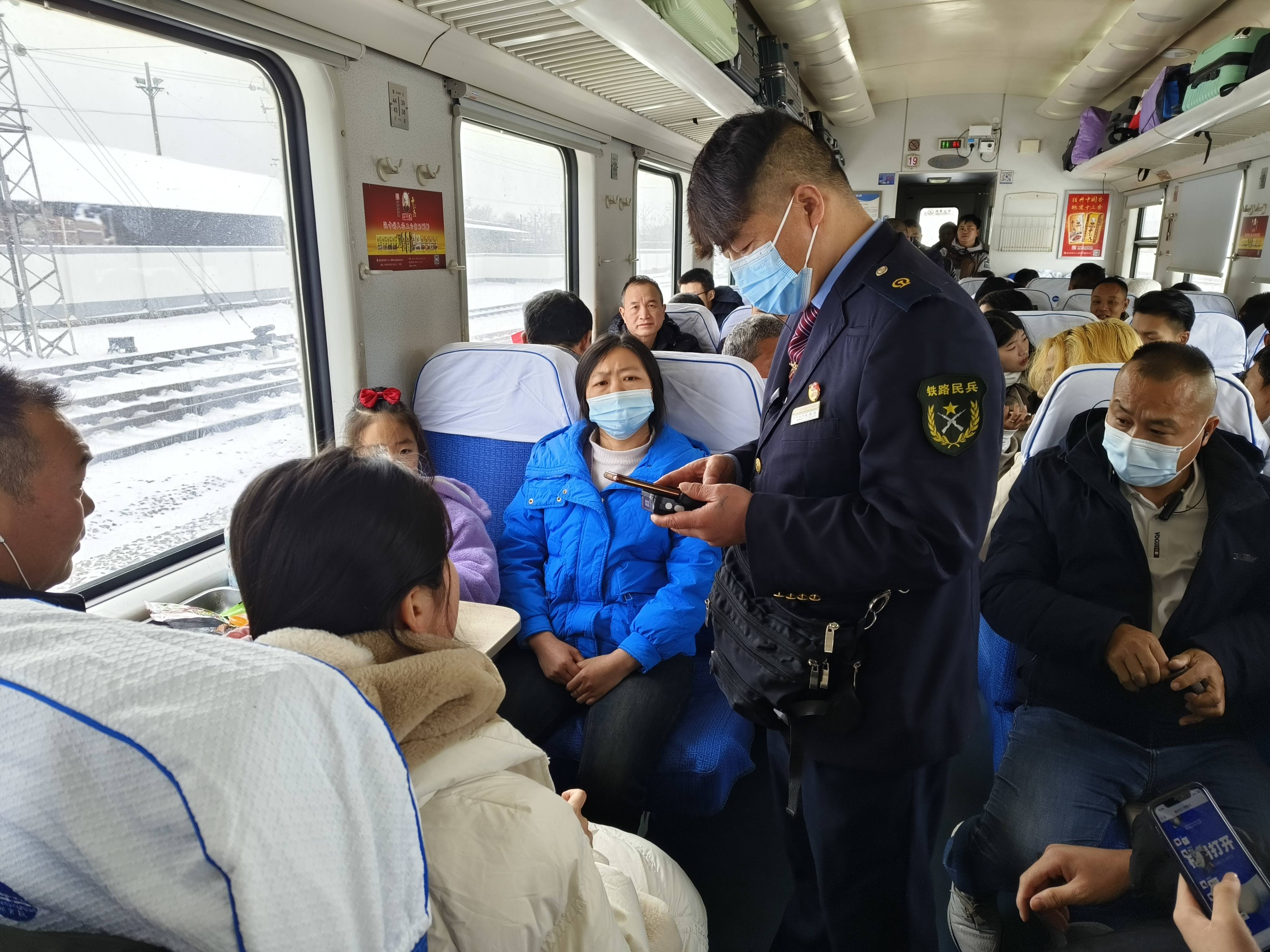 民兵春运展作为_服务_旅客_重点部位