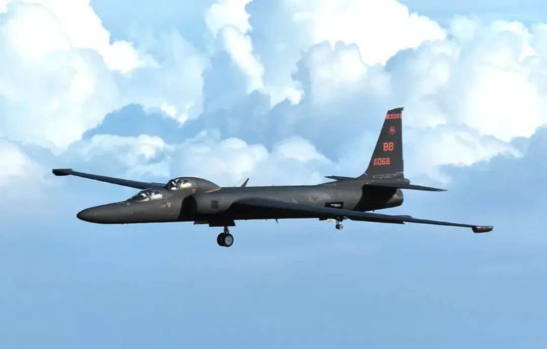 u-2侦察机每次落地后为什么后面总会跟着一辆车?