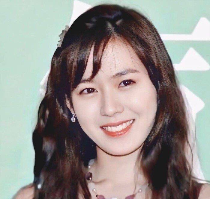 孙艺珍疑似婚讯后晒男友视角美照,抱爱宠狗狗对镜甜笑,网友:羡慕了