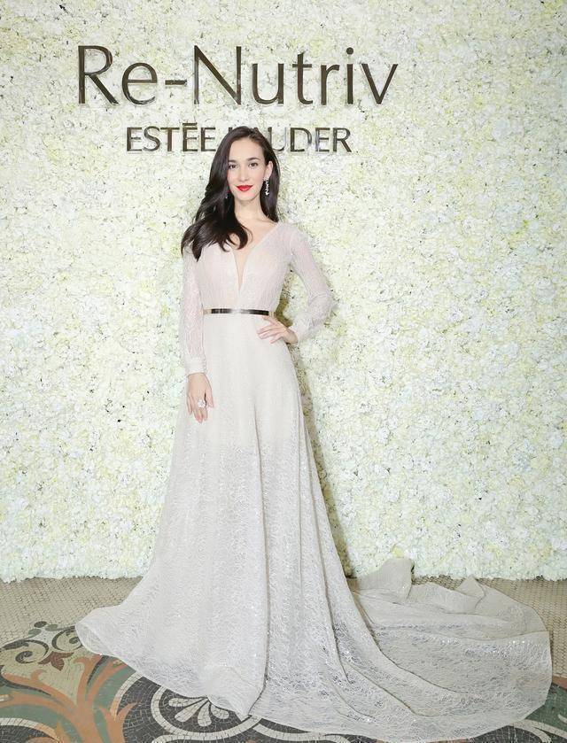 韩庚携娇妻登杂志,34岁卢靖姗穿薄纱秀小蛮腰,身材挺撩人_显得_上衣