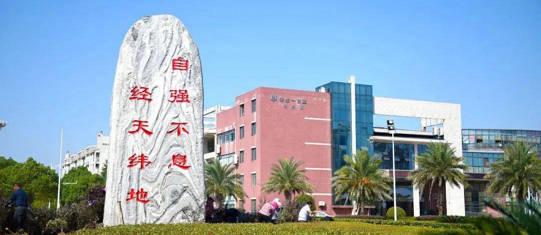 武汉纺织大学每年招收近1000名美术生,招生专业为设计学类,动画,中外