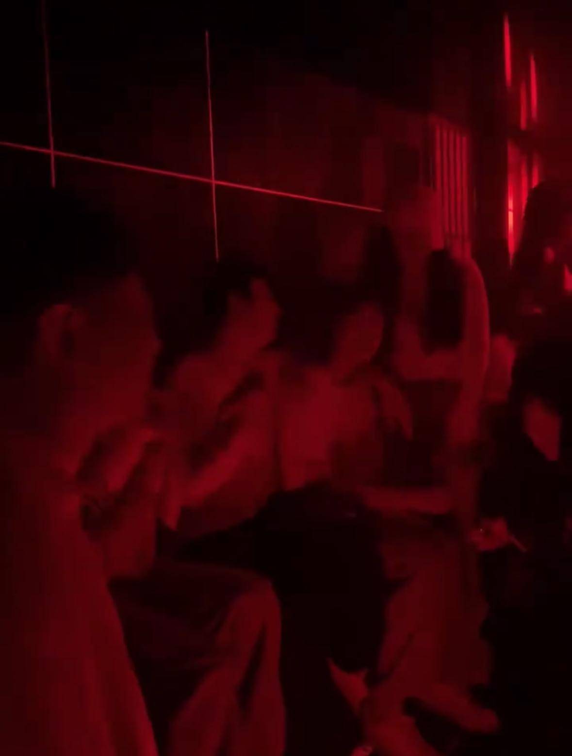 王思聪带美女蹦迪,左拥右抱相处融洽,有美女没座位站着也不离开_女友