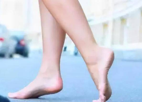 饭后不宜立即踮脚虽然说踮脚运动,随时随地都可以做,但也提醒大家尽量