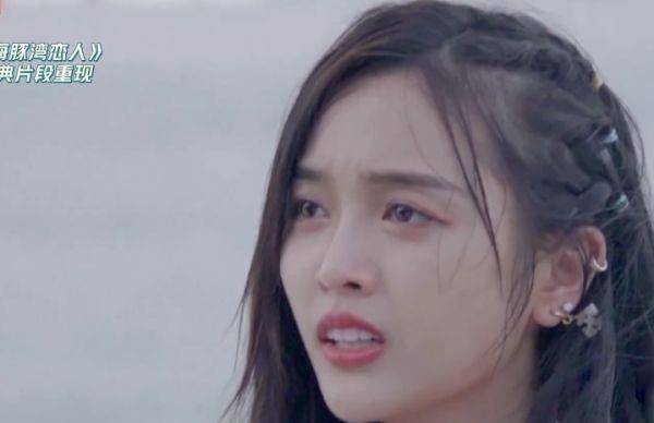 吴宣仪,和阿云嘎拥抱头靠的很近,但身体姿势出卖了内心_影视剧_穿着