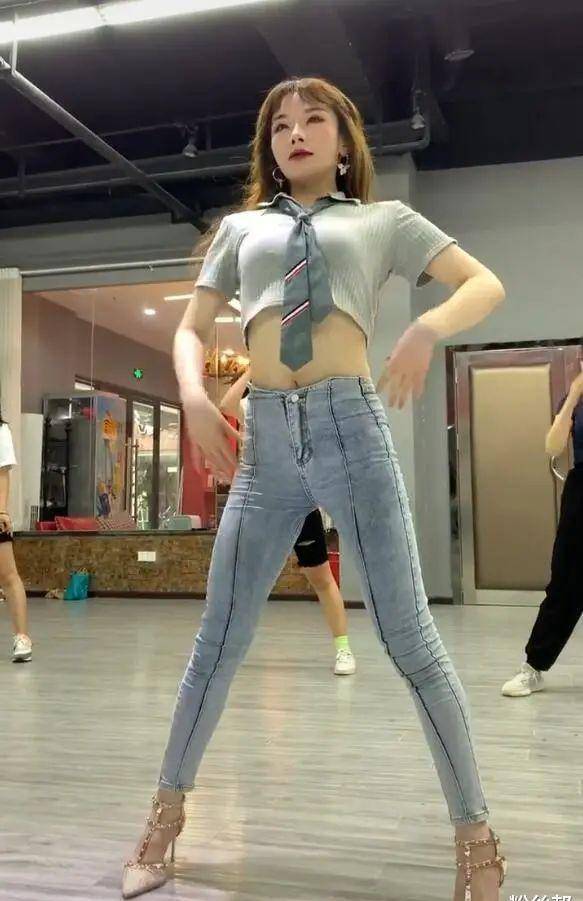 抖音最自信舞蹈老师,舞跳得不错就是太"嚣张",尽显舞者的魅力_欢欢