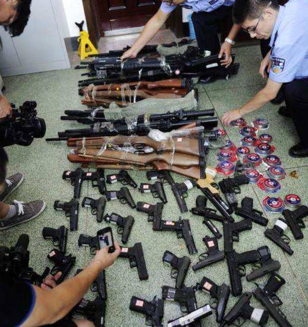 2014年四川男孩网购"玩具枪",一审被判无期,如今出狱回归社会_刘大蔚