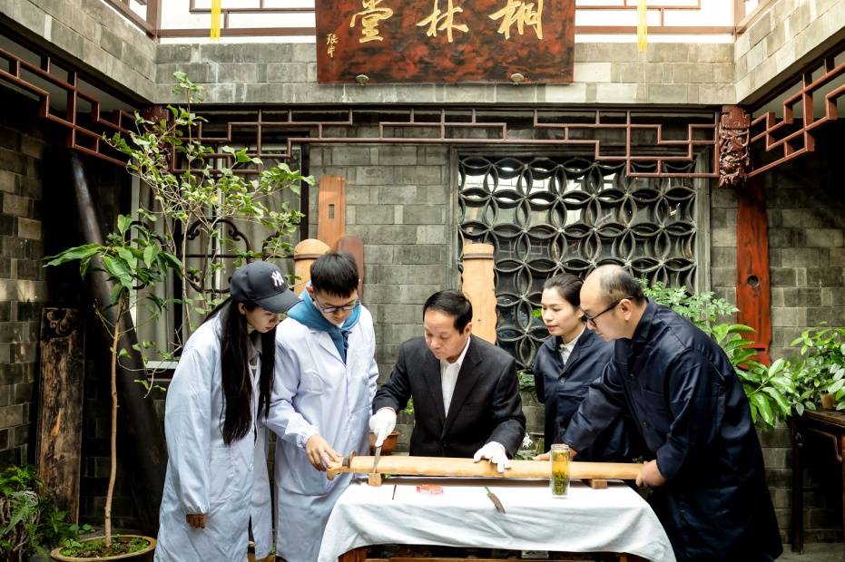 带领弟子成立扬州市马氏古琴制作有限公司,公司斫制的古琴既继承了"马