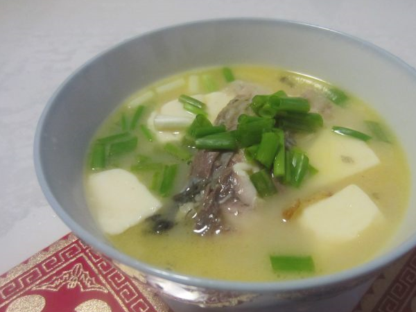三月多给孩子炖这种鱼汤,常喝健脑益智还长得快,就是鱼比较难买_清水