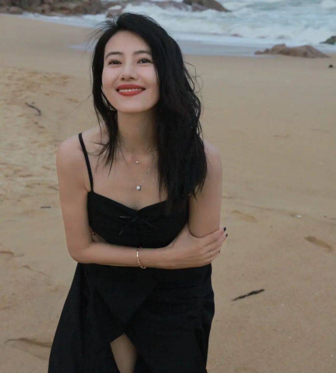 高圆圆在台北被偶遇,独自下楼带娃散步,穿平价衣服未见赵又廷_rhea