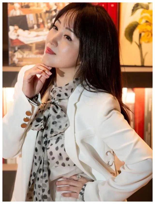 甜美可爱的少女杨钰莹,气质与颜值完胜年轻女孩._人们_岁月_生活