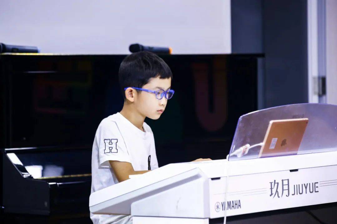 成长的旋律,助他扬帆海外留学路_腾飞_双排_申雅萱