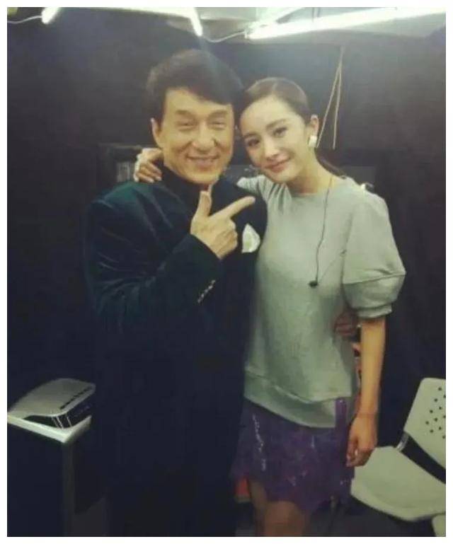 17岁的杨幂在成龙怀中拍广告,只拿600元!_报酬_新人_成功