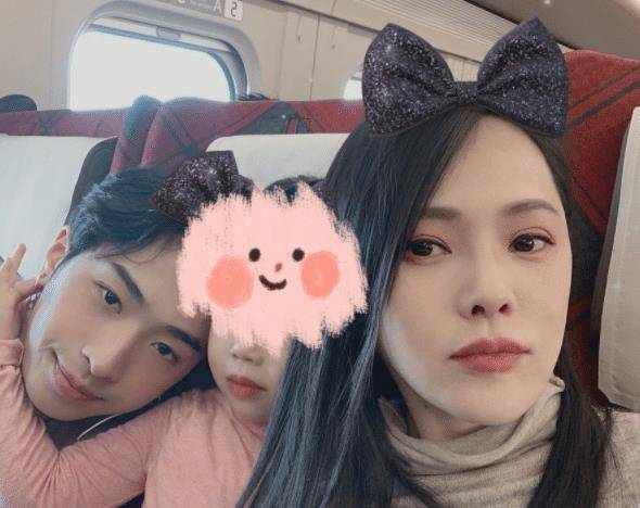 伊能静53岁生日宴,秦昊笑出一脸褶子,小米粒长发披肩像极了妈妈_老公