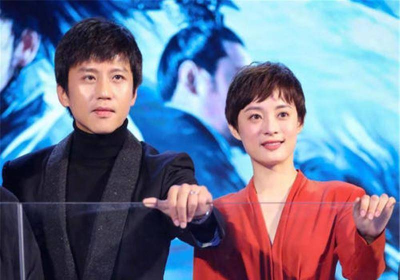 邓超孙俪带小花和等等出门吃饭,一家四口十分温馨,令人羡慕.