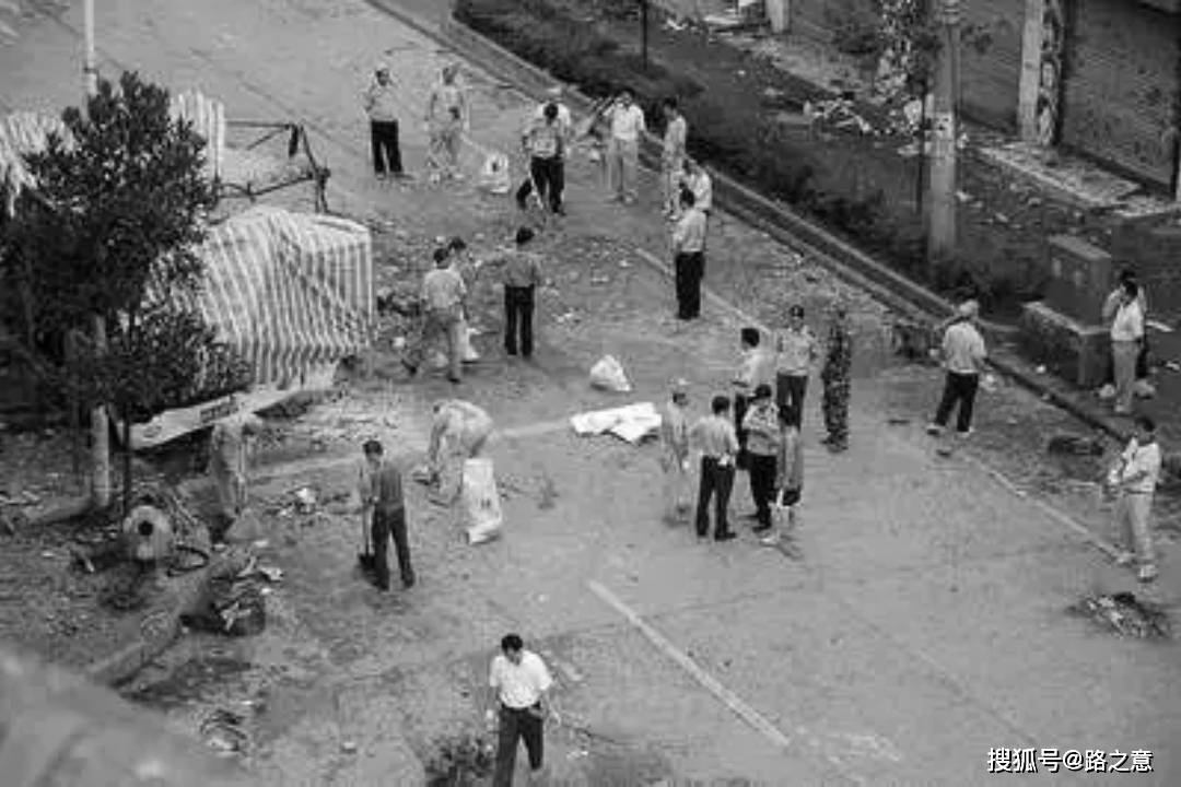 元月三日下午四时三十分,现场尸检完毕,进入收尸阶段.