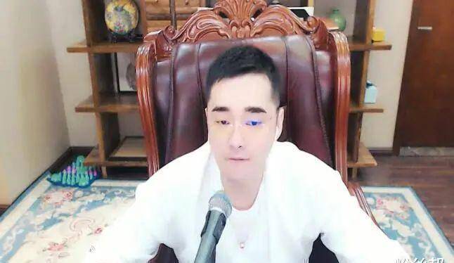 颜韵被封1月解封,恳求李先生要签华炬,而王冕也想