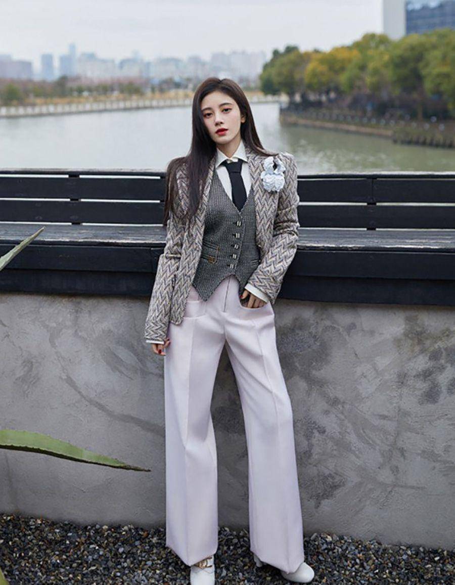 鞠婧祎之所以能看上去比实际身高要高,除了服装选得好之外,身材比例才