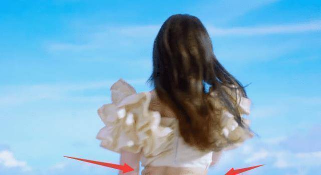 之前也有不少爱豆被指出有赘肉,像程潇安琦还有虞书欣都有过舞台生图