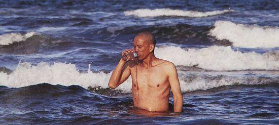 艺术家何云昌:取肋骨做项链,用水泥把自己浇灌,只为完成梦想_作品