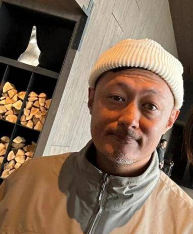 42岁余文乐晒出近照,面容苍老,网友:"男神的尽头是