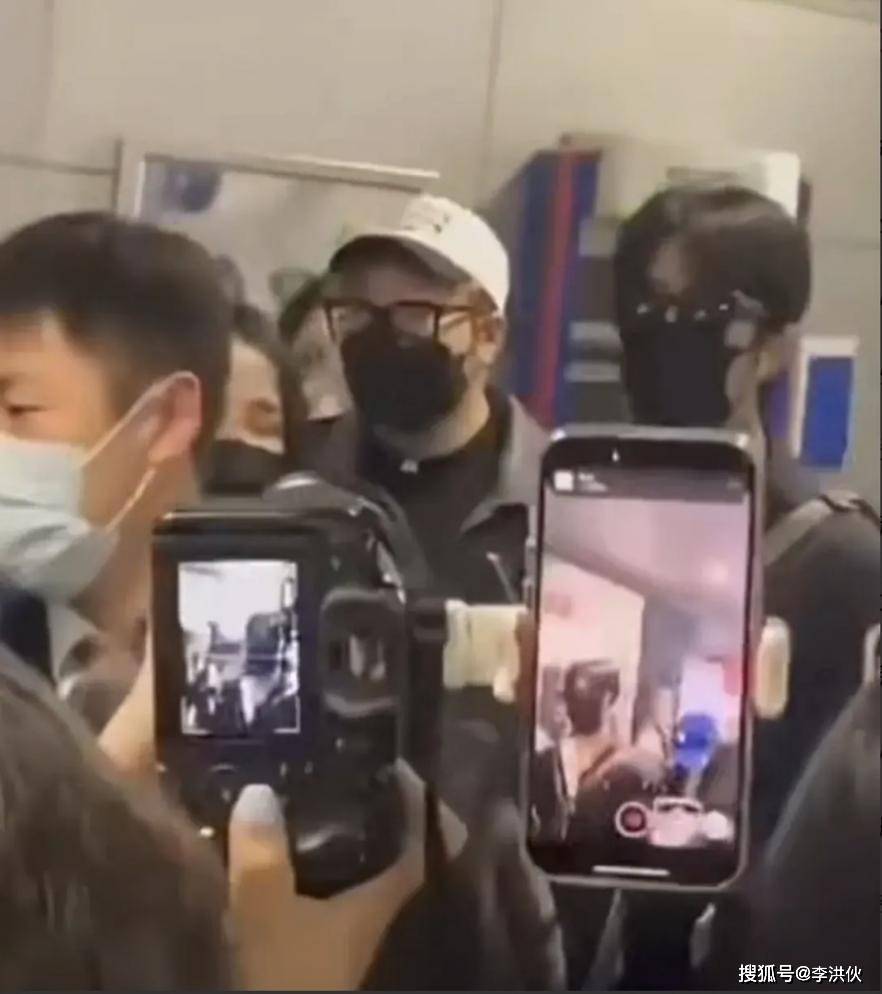 可是肖战的愤怒对于热情的私生粉和习以为常的代拍