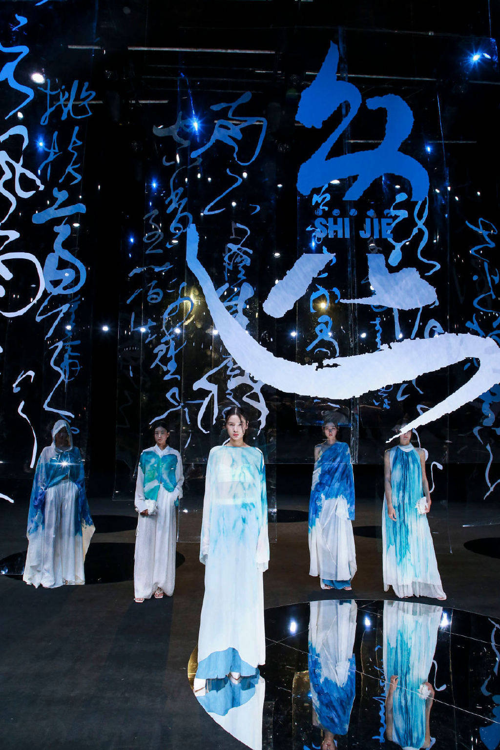 时装周t台上爆款新中式设计怎么选?_传统_中国_春夏