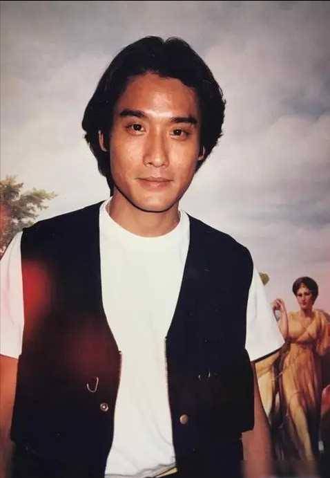 因一句我是中国人,梁家辉被封杀,沦落到街头摆摊!