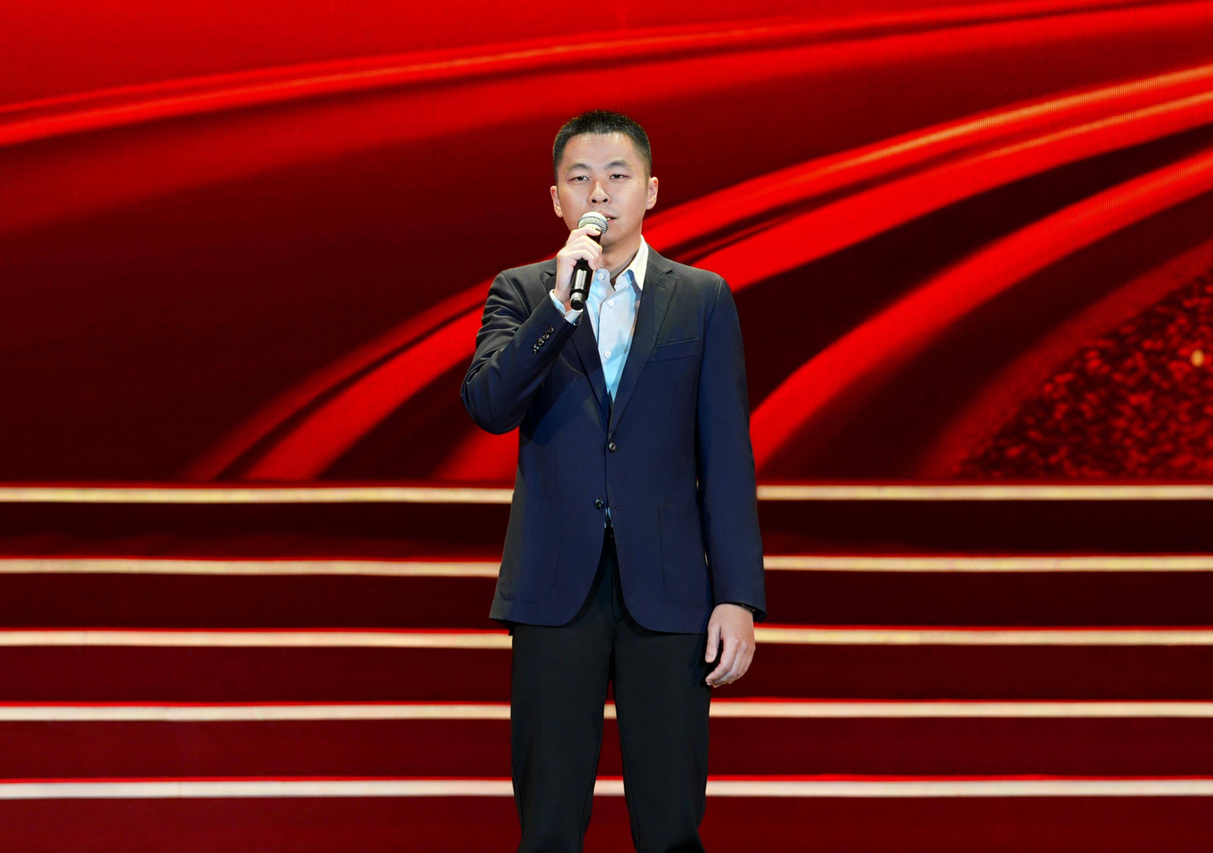 海澜集团党委书记,董事长周立宸新春致辞"回顾过去,36年前海澜集团