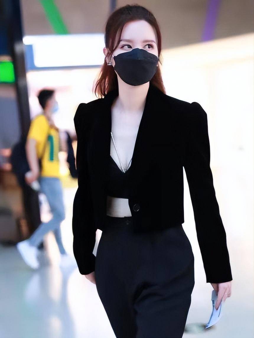 但万万没有想到的是,张萌竟然真空穿西装,直接露出内衣.