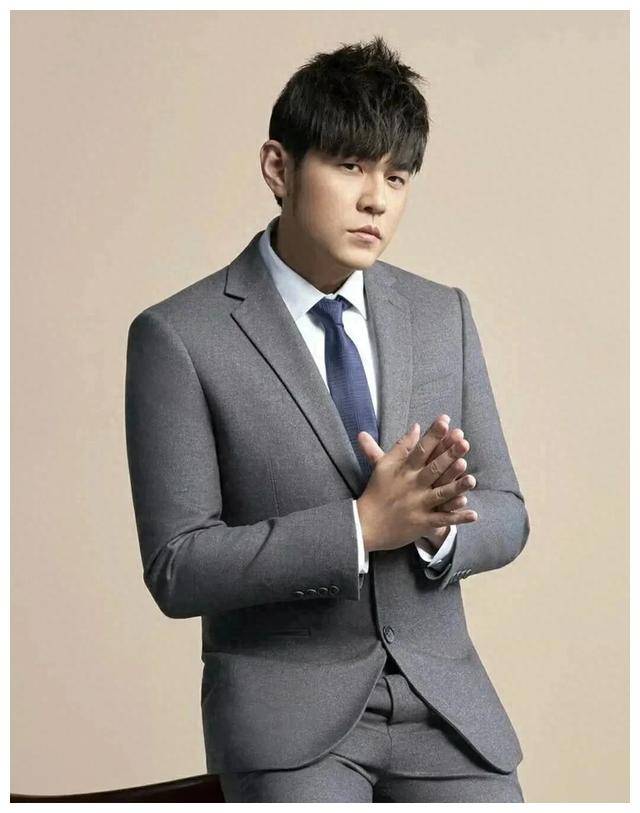 周杰伦:巨星形象何在?从风光至争议焦点,滑铁卢何在?_周董_作为一个_