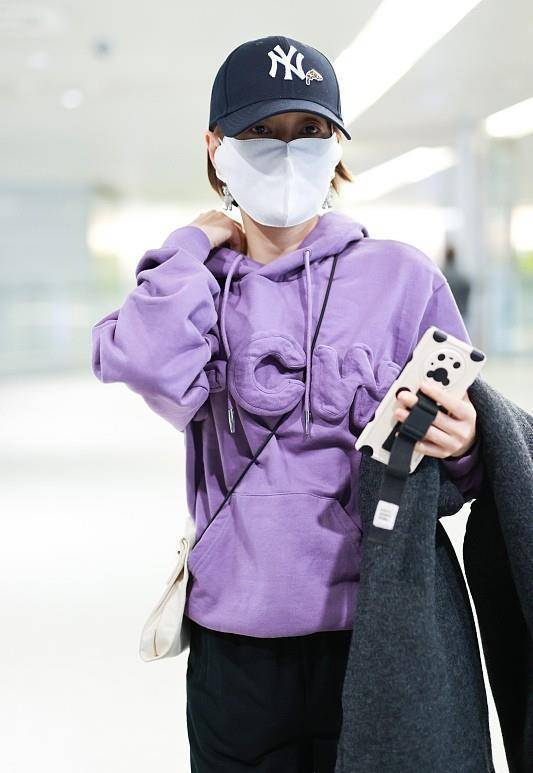 女明星日常穿搭挺"减龄",紫色卫衣个性新潮,小熊耳钉也很吸睛