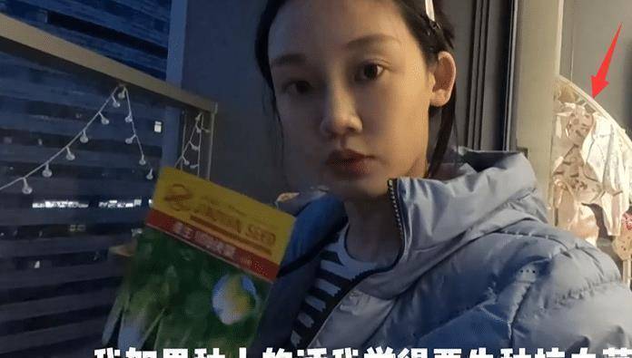 苗苗再晒豪宅细节,2岁女儿婴儿车放门口,郑恺还有"懒人沙发"_东西