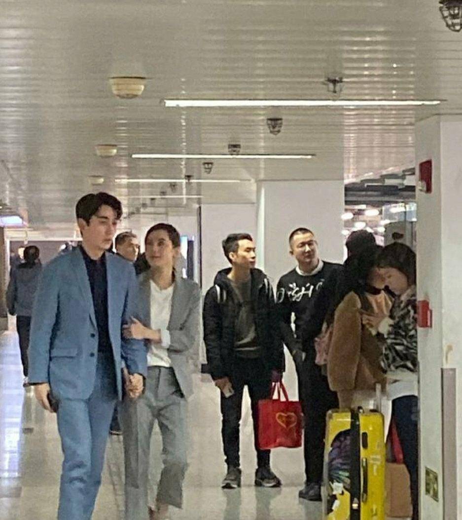 和男演员打伞还要避嫌,中间空位宽到能站下一人_时候_彭冠英_距离