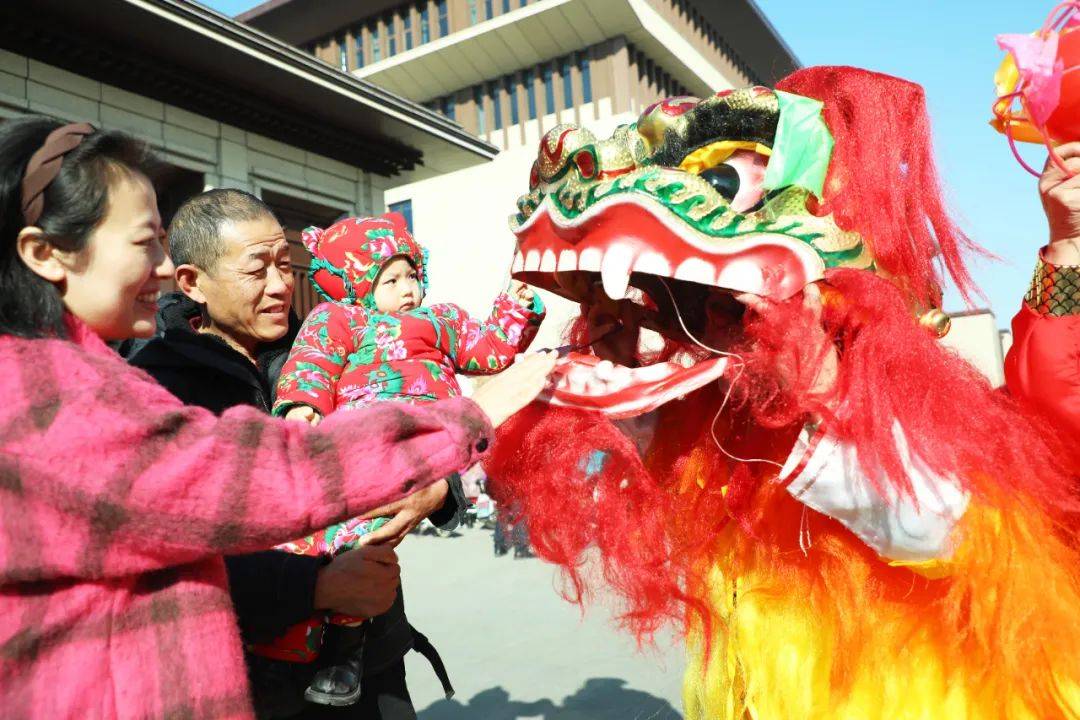 在唐山市丰润区左家坞镇大旺庄村,村民在表演民俗节目▲2月8日,在唐山