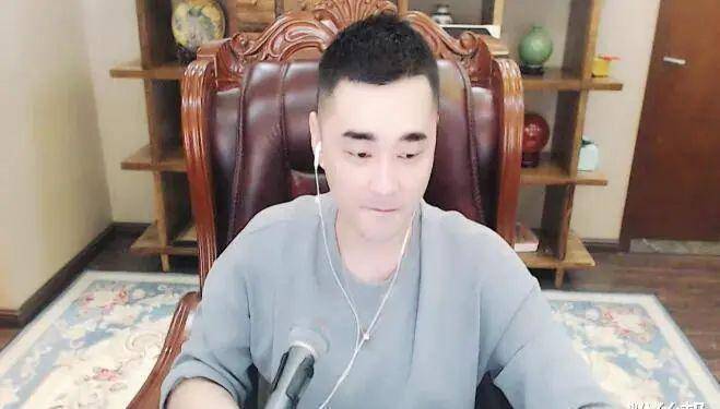 来到yy之后,颜韵加入了宝哥的"china公会",因为在那个时期yy上正流行