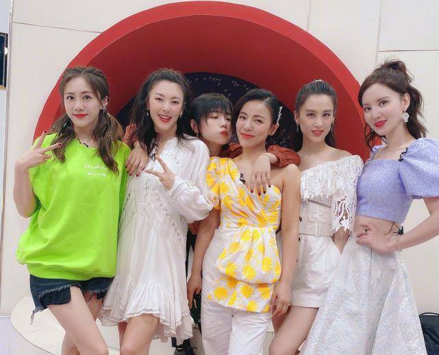 《浪姐》合照,别人穿高跟鞋,看到张雨绮刘芸穿的啥,难怪拍照要踮脚