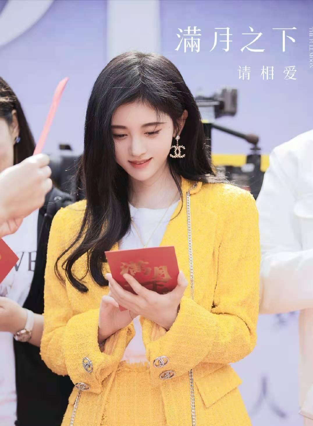 从现场和工作人员的合照也可以看出来,鞠婧祎真的是很有sense,即使是