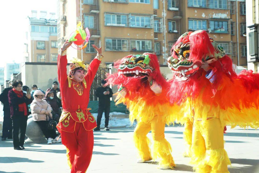 2月8日,在唐山市丰润区左家坞镇大旺庄村,村民在表演民俗节目▲28 8