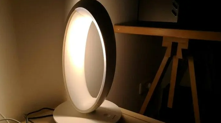 护眼灯有蓝光好还是没蓝光好呢？内含2024高性价护眼台灯推荐