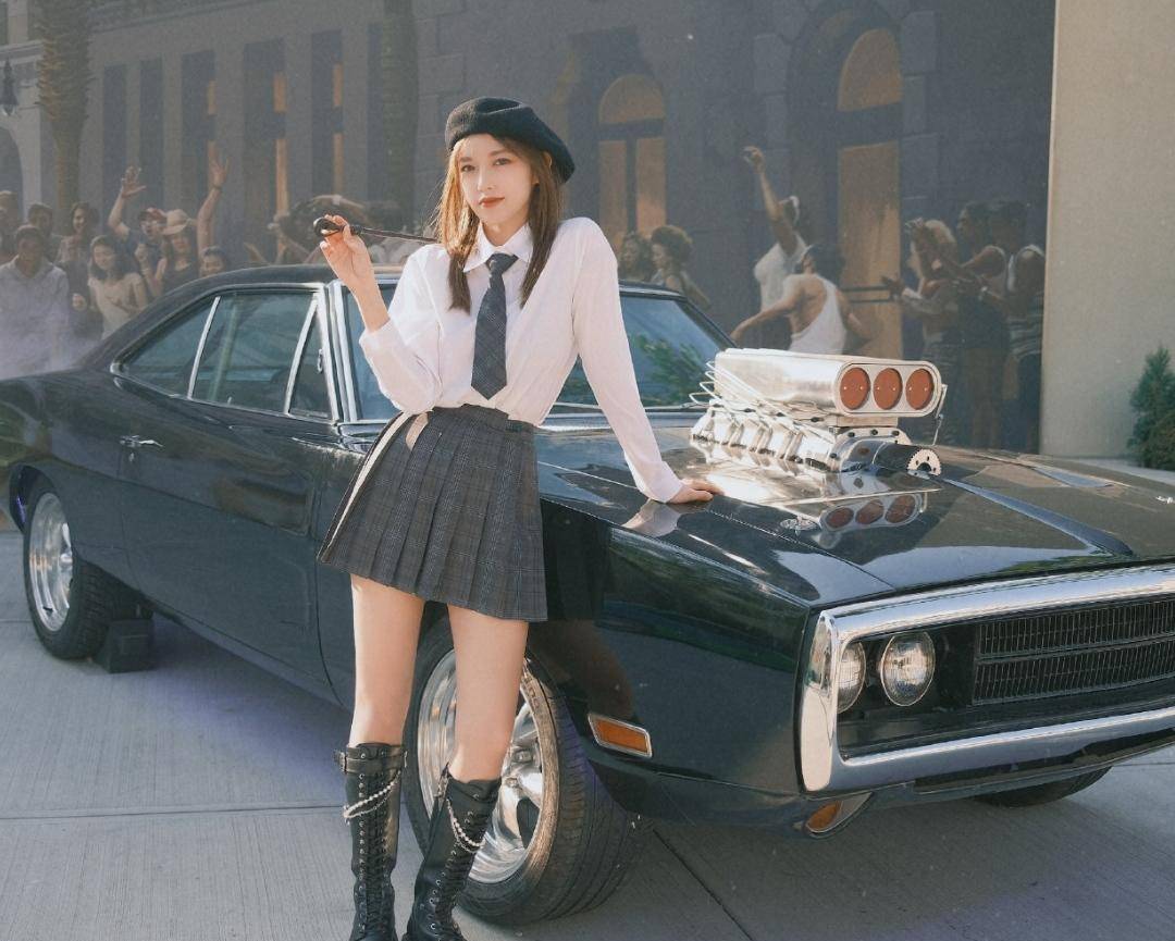 程潇打卡环球影城,拿小黄人雪糕拍游客照,饮料吸管上面蹭得都是口红