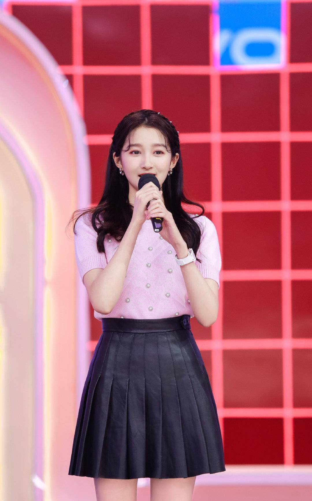 关晓彤事业迎来巅峰,又一次荣登榜首,王一博只能屈居第二,易烊千玺第